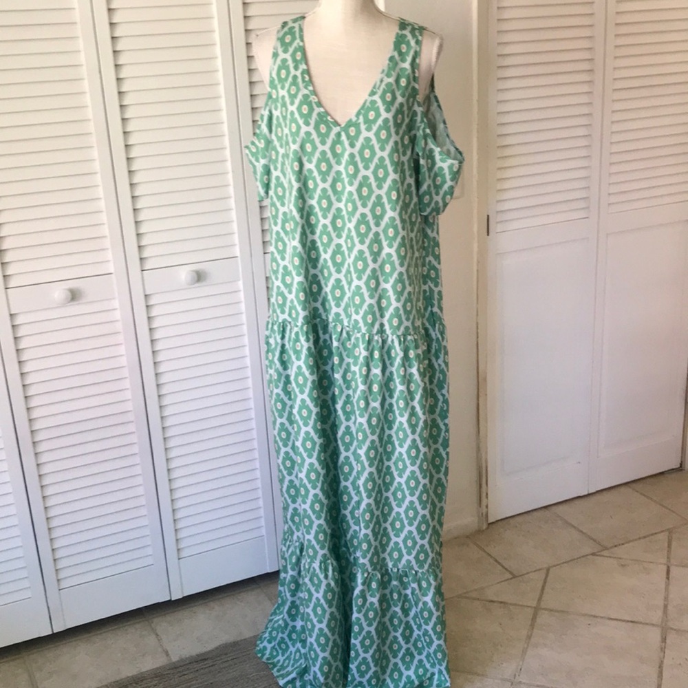 Green & white MooMoo style maxidress, cold shoulders, pockets size XL ruffle hem